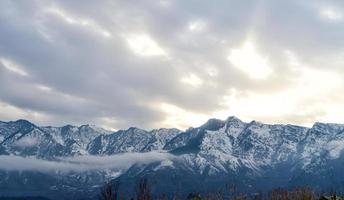 paisagem nebulosa nas montanhas, alta montanha em névoa e nuvem foto