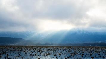 paisagem nebulosa nas montanhas, alta montanha em névoa e nuvem foto