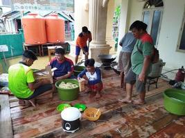 Kasongan, Indonésia, 2022 pessoas cozinhando macarrão foto