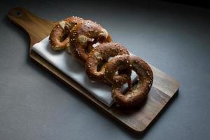 breze / brezn / pretzels em uma tábua de pão