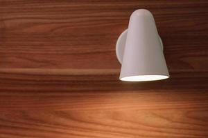 holofotes de ferro branco pendurado lâmpada na parede de madeira foto
