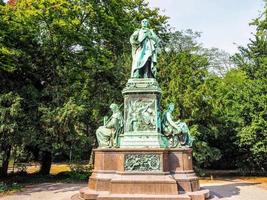 hdr peter von cornelius monumento em duesseldorf foto