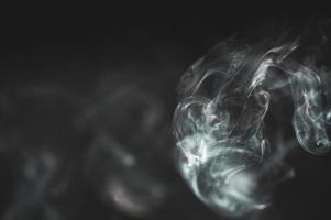 fundo abstrato de fumaça ou neblina em fundo preto foto