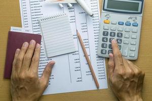 homem planejando orçamento mensal, finanças sobre o conceito de viagens foto