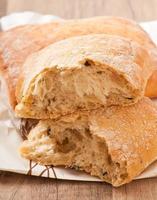 ciabatta com queijo em uma mesa de madeira foto