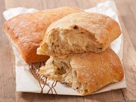 ciabatta com queijo em uma mesa de madeira foto