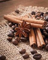 anis, canela e grãos de café em fundo de madeira velho foto