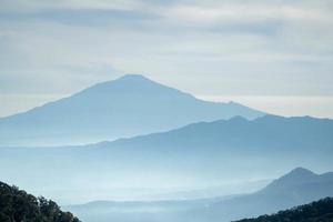 o cenário natural das montanhas na indonésia. paisagem de montanha indonésia foto