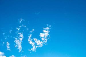 fundo de nuvens e céu azul. foto