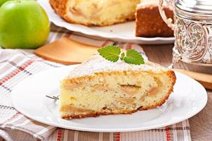 fatia de torta de maçã em um prato decorado com folha de hortelã foto