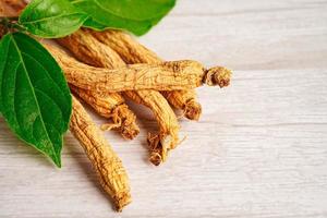 raízes de ginseng e folha verde, comida saudável. foto