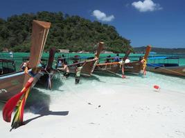 satun, tailândia, 2020 - barcos de pesca para turistas ancorados em várias ilhas. em torno de koh lipe foto