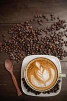 latte art café com café em grão foto