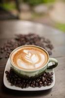 latte art café com café em grão foto