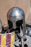 proteção de cabeça de capacete de guerreiro medieval imitação foto