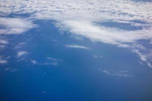 nuvens fofas brancas em um céu azul brilhante foto