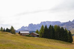 vista panorâmica da paisagem das dolomitas itália, alpes siusi em ortisei itália. foto