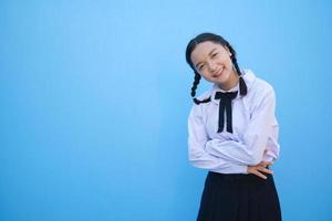 menina da escola sobre fundo azul. foto