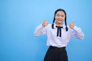 menina da escola sobre fundo azul. foto