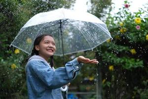 sorria jovem se divertindo no chuvoso.