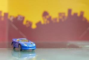 foco seletivo de brinquedo de carro de salão azul no fundo da cidade desfocada foto