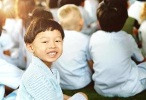 bangkok, tailândia, 22 de fevereiro de 2022 - garoto de uniforme na escola foto