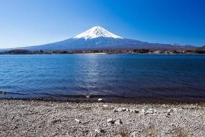 paisagem bela paisagem da montanha fuji e do lago kawaguchi em abril. Japão. foto
