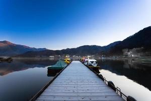 cenário japão paisagem do lago kawaguchi pela manhã. foto