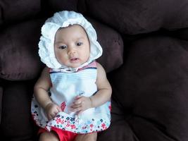 bebê menina asiática vestir-se com vestidos de moda bonitos para bebês recém-nascidos foto