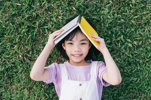 imagem de menina asiática estudando no parque foto