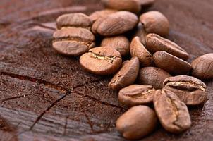 grãos de café sobre fundo madeira foto