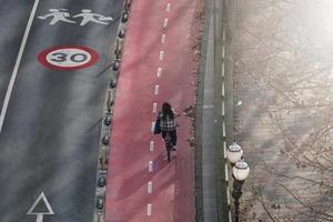 bilbao, vizcaya, espanha, 2022-ciclista na rua foto