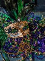 máscara de carnaval e miçangas em verde, ouro e coroa roxa, carnaval, terça-feira, mardi, roxo, gordo, nobod foto