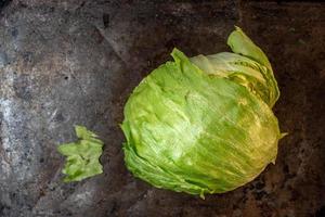 cabeça de iceberg de alface na bandeja de metal plana lay foto