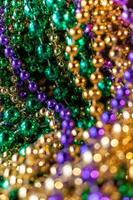 contas de carnaval com bokeh em verde, ouro e roxo foto