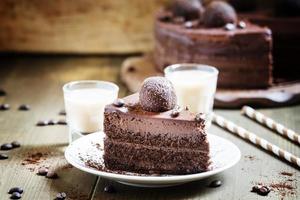pedaço de bolo de chocolate com um café irlandês foto