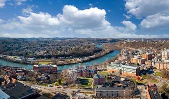 panorama de drone aéreo do salão woodburn na universidade em morgantown, virgínia ocidental foto