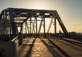 corredor na ponte pedonal john seigenthaler ou travessia da rua shelby ao nascer do sol em nashville foto