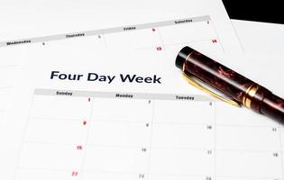 calendário ilustrando uma semana de trabalho de quatro dias com sextas-feiras sendo um dia de férias foto