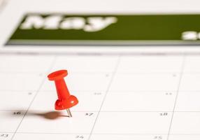 conceito de dia fiscal para 17 de maio de 2021 usando calendário e alfinete foto