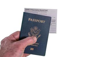 homem sênior com certificado de registro de vacinação covid-19 e passaporte americano para mostrar imunidade ao vírus para viagens foto