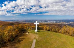 grande cruz de cristo em jumonville perto de uniontown, pensilvânia foto
