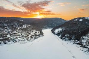 nascer do sol aéreo sobre o lago congelado de cheat morgantown, wv foto