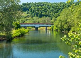 a famosa ponte coberta histórica que leva a phillippi na virgínia ocidental foto