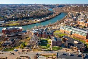 panorama de drone aéreo do salão woodburn na universidade em morgantown, virgínia ocidental foto