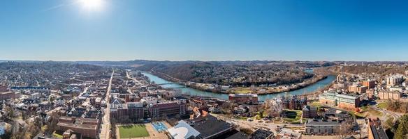 vista aérea de drones do centro da cidade e da universidade em morgantown, virgínia ocidental foto