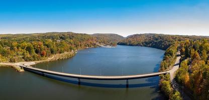 panorama aéreo das cores do outono em cheat lake morgantown, wv com ponte foto