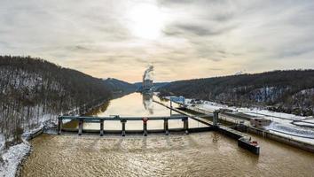 central de carvão de fort martin no rio monongahela perto de point marion e morgantown foto