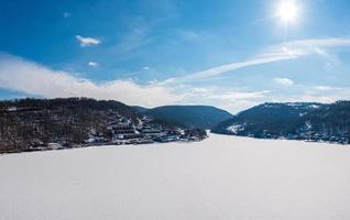 panorama aéreo do lago congelado morgantown, wv olhando rio acima foto