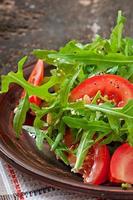 salada com rúcula, tomate e pinhões foto